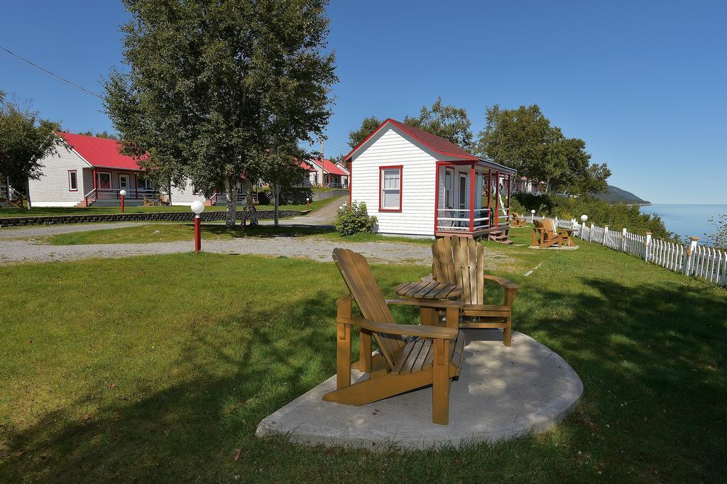 Motel Et Chalets Bo-Fleuve Evangeline Saint-Siméon Eksteriør bilde