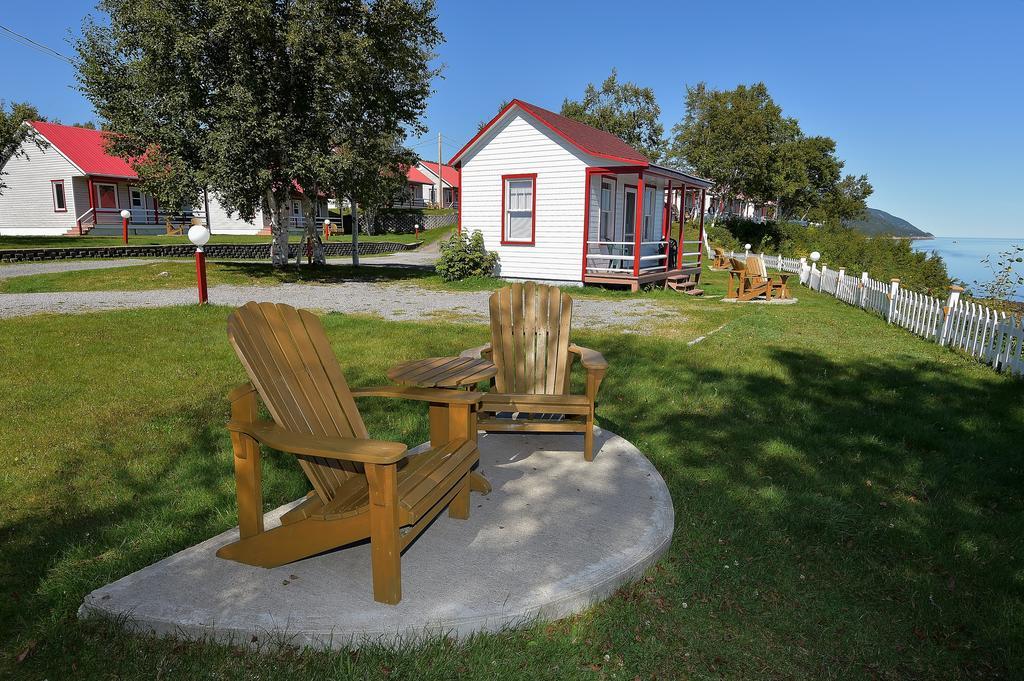 Motel Et Chalets Bo-Fleuve Evangeline Saint-Siméon Eksteriør bilde