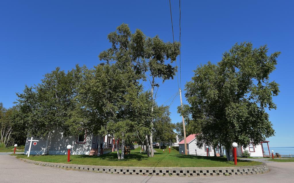 Motel Et Chalets Bo-Fleuve Evangeline Saint-Siméon Eksteriør bilde