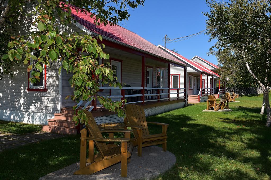 Motel Et Chalets Bo-Fleuve Evangeline Saint-Siméon Eksteriør bilde